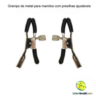 Par de grampos de metal para mamilos com presilhas ajustáveis.